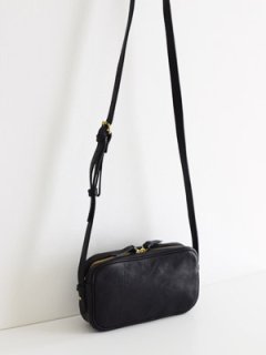 <img class='new_mark_img1' src='https://img.shop-pro.jp/img/new/icons7.gif' style='border:none;display:inline;margin:0px;padding:0px;width:auto;' />Yammart ヤマート | rectangle shoulder bag（black）