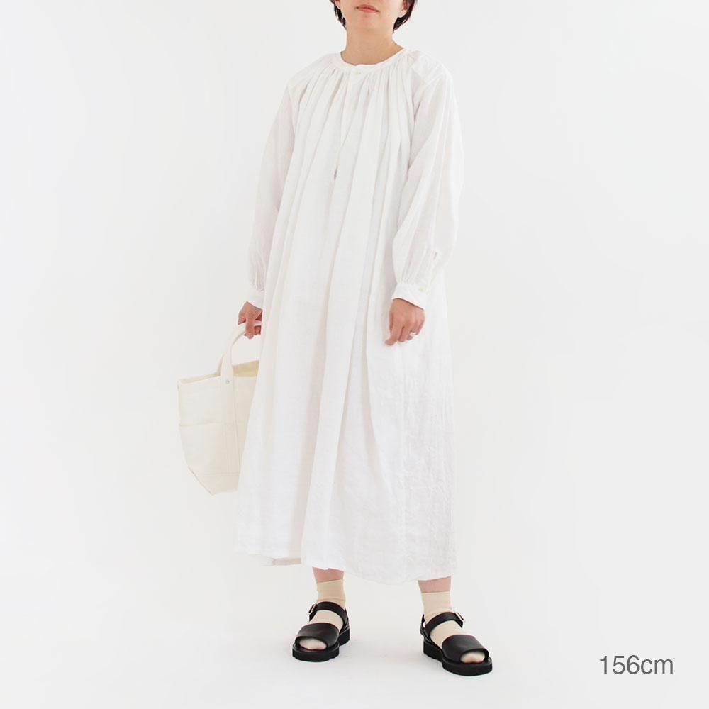 【YAECA】シャツワンピース　ホワイト　コットン やっぱり素敵。YAECAのワンピースに新ためて着目！ | キナリノ