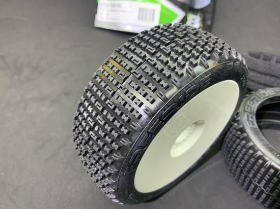 Beta社 1:8バギー用タイヤ Freeride(SS)白ホイールセット1台分 Beta社 1:8buggy Freeride/unglued(SS)ホワイトホイールセット