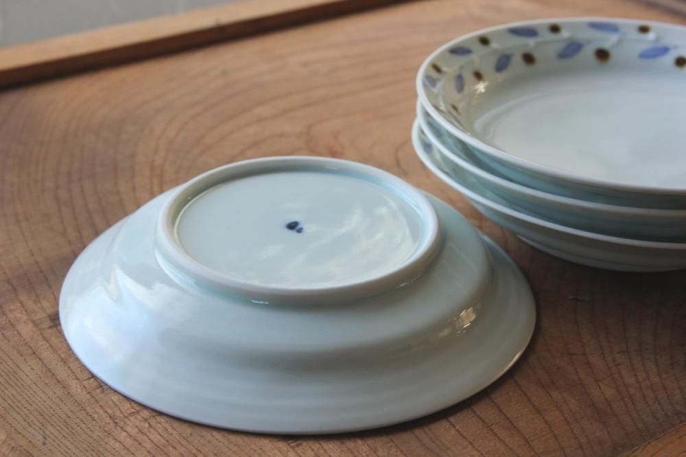 山口利枝　鉄実草　6寸平皿　3枚 □山口利枝：鉄実草文6寸平皿 - うつわ屋Living&Tableware