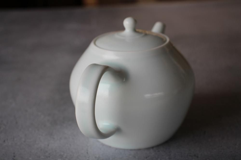 桑原哲夫　急須　ブルーグレー □桑原哲夫：青白磁 急須 後手 - うつわ屋Living&Tableware