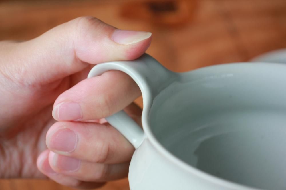 □阿南維也：白磁鎬スープマグ - うつわ屋Living&Tableware オンライン