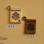 【ハンドメイドパーツ】素材アンティーク風・メタルチャーム・デコ・パスポート【ac142】