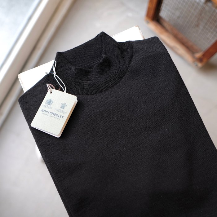 【JOHN SMEDLEY】「HARCOURT」30Gメリノウールモックネックニット - SUGURU SHOP