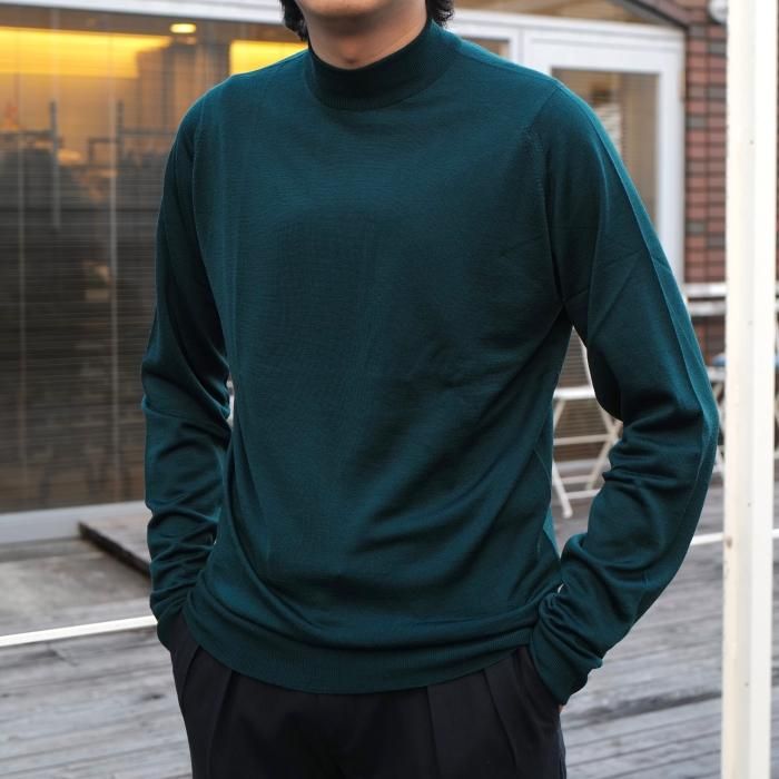JOHN SMEDLEY】「HARCOURT」30Gメリノウールモックネックニット