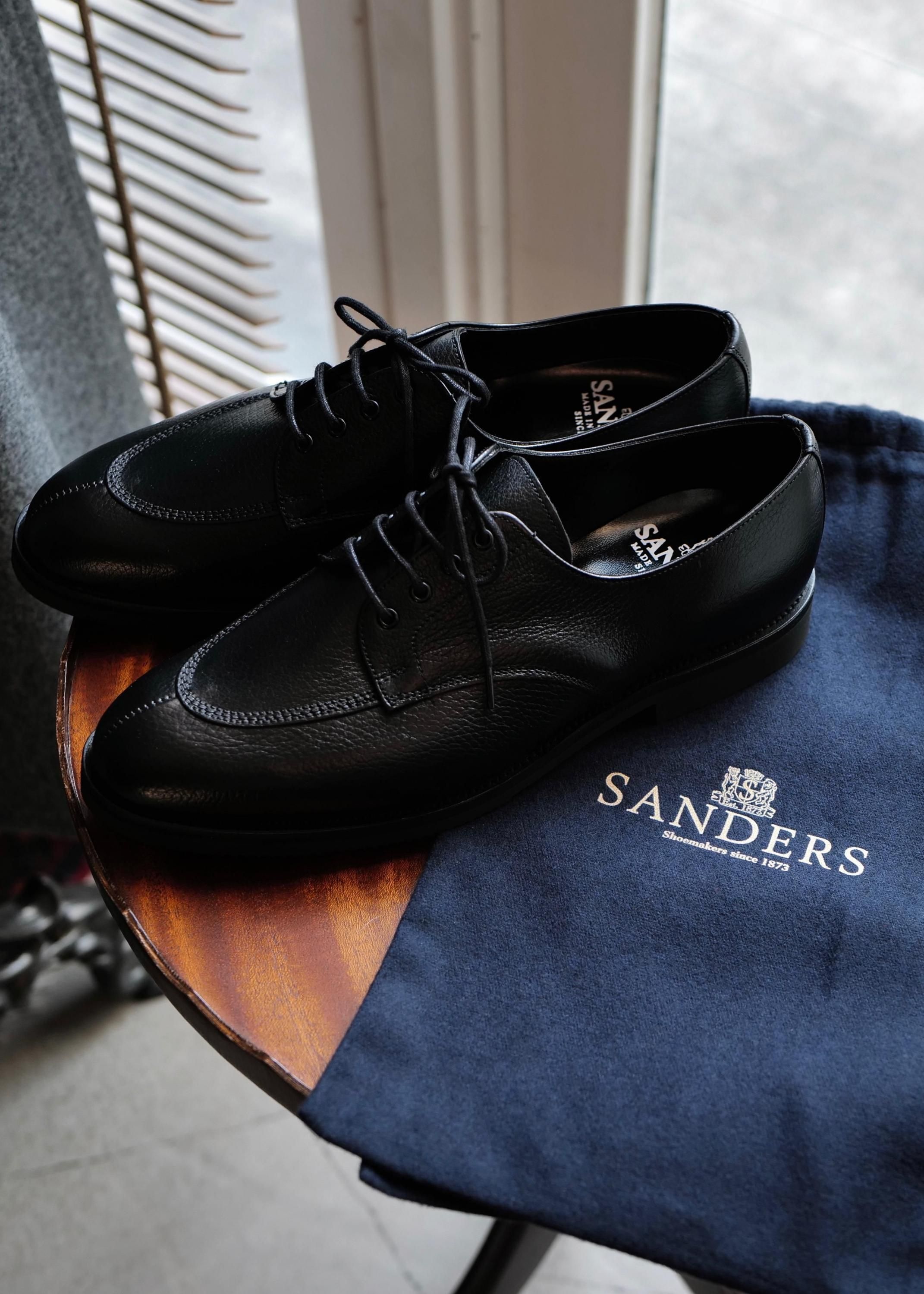 未使用品 CONFECT 別注　Sanders ポリッシュドレザー黒 SANDERS ポリッシュドレザー キャップトゥシューズ｜トゥモローランド