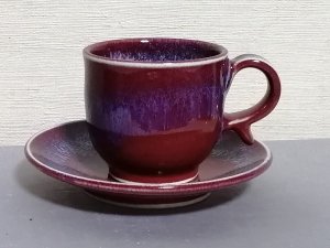 三池焼　赤いコーヒーカップ&ソーサー流し模様付中白（辰砂流し釉コーヒーカップ＆ソーサー）【還暦祝いなどの贈り物に最適の手作り陶器】