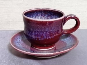 三池焼窯元・ 赤いデミタスカップ&ソーサー『辰砂流し釉デミタスカップ＆ソーサー』【還暦祝いなどの贈り物に最適な手作り陶器です】