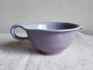 三池焼窯元■ラベンダー色(薄紫色)の注ぎ口付スープカップ(180cc)【誕生日等の贈り物に最適な手作り陶器】