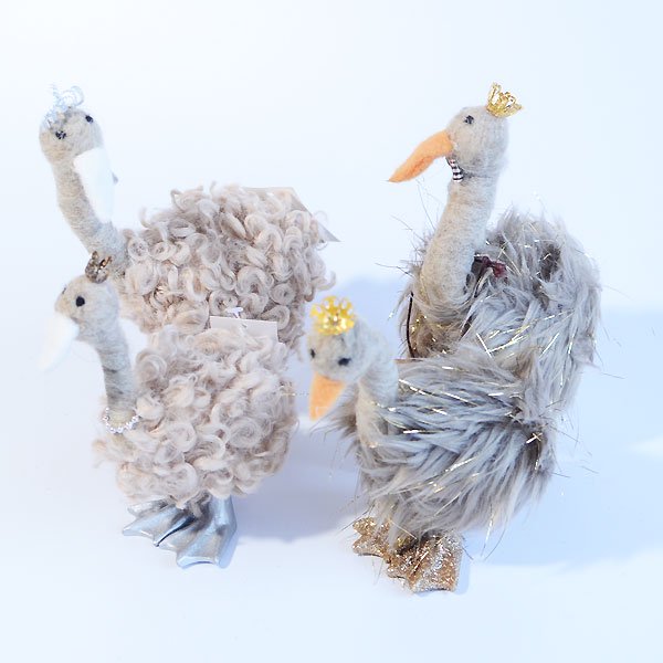<img class='new_mark_img1' src='https://img.shop-pro.jp/img/new/icons8.gif' style='border:none;display:inline;margin:0px;padding:0px;width:auto;' />BADEN　バーデン　OSTRICH SILVER　人形