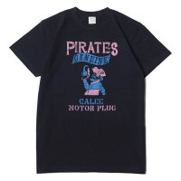 <img class='new_mark_img1' src='https://img.shop-pro.jp/img/new/icons49.gif' style='border:none;display:inline;margin:0px;padding:0px;width:auto;' />CALEE - PIRATES T-SHIRT