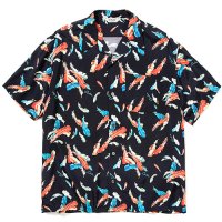 <img class='new_mark_img1' src='https://img.shop-pro.jp/img/new/icons49.gif' style='border:none;display:inline;margin:0px;padding:0px;width:auto;' />CALEE -  Allover feather pattern S/S shirt