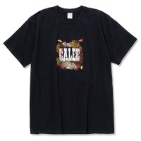 <img class='new_mark_img1' src='https://img.shop-pro.jp/img/new/icons49.gif' style='border:none;display:inline;margin:0px;padding:0px;width:auto;' />CALEE - Stretch calee feather logo t-shirt