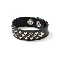 <img class='new_mark_img1' src='https://img.shop-pro.jp/img/new/icons22.gif' style='border:none;display:inline;margin:0px;padding:0px;width:auto;' />CALEE - Studs leather bangle (30%OFF)