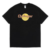 <img class='new_mark_img1' src='https://img.shop-pro.jp/img/new/icons49.gif' style='border:none;display:inline;margin:0px;padding:0px;width:auto;' />CHALLENGER - MUD LOGO TEE