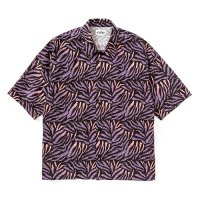 <img class='new_mark_img1' src='https://img.shop-pro.jp/img/new/icons5.gif' style='border:none;display:inline;margin:0px;padding:0px;width:auto;' />CALEE - Animal type pattern drop shoulder S/S shirt