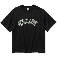 <img class='new_mark_img1' src='https://img.shop-pro.jp/img/new/icons49.gif' style='border:none;display:inline;margin:0px;padding:0px;width:auto;' />CALEE - Drop shoulder CALEE arch logo t-shirt