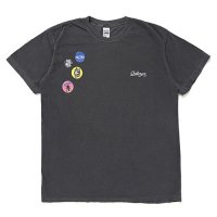 <img class='new_mark_img1' src='https://img.shop-pro.jp/img/new/icons49.gif' style='border:none;display:inline;margin:0px;padding:0px;width:auto;' />CHALLENGER - BADGE TEE