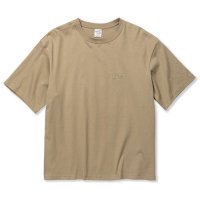 <img class='new_mark_img1' src='https://img.shop-pro.jp/img/new/icons5.gif' style='border:none;display:inline;margin:0px;padding:0px;width:auto;' />CALEE - Embroidery Drop shoulder S/S TEE