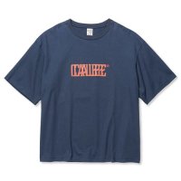 <img class='new_mark_img1' src='https://img.shop-pro.jp/img/new/icons5.gif' style='border:none;display:inline;margin:0px;padding:0px;width:auto;' />CALEE - Drop Shoulder CALEE BLUR LOGO TEE