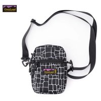 <img class='new_mark_img1' src='https://img.shop-pro.jp/img/new/icons49.gif' style='border:none;display:inline;margin:0px;padding:0px;width:auto;' />CALEE - OVERLAND Reflector Spider Web Pouch Bag