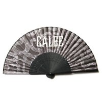 <img class='new_mark_img1' src='https://img.shop-pro.jp/img/new/icons5.gif' style='border:none;display:inline;margin:0px;padding:0px;width:auto;' />CALEE - Allover Snake Pattern Hand Fan