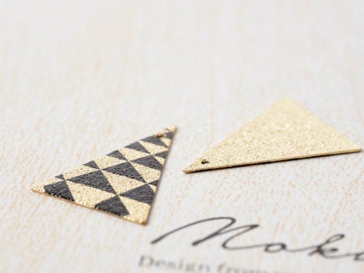 メタルチャーム 三角形 幾何学三角模様 約25x18mm 2個 ブラックxゴールド スチール 通し穴付き アクセサリーパーツ 金属チャーム ハンドメイド アクセサリー パーツ レジン用品のネット通販 紗や工房 メタルチャーム 三角形 幾何学三角模様 約25x18mm 2個 ブラックxゴールド スチール 通し穴付き アクセサリーパーツ 金属チャーム ハンドメイド アクセサリー パーツ レジン用品のネット通販 紗や工房