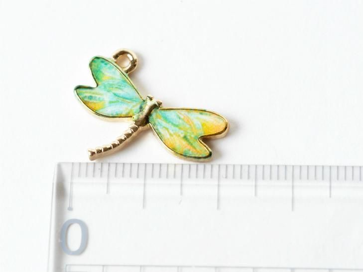 トンボチャーム 約17x22mm 1個 グリーンマーブルxゴールド 亜鉛 カン付き アクセサリーパーツ 金属チャーム 素材 部品 レジン ハンドメイド アクセサリー パーツ レジン用品のネット通販 紗や工房 トンボチャーム 約17x22mm 1個 グリーンマーブルxゴールド 亜鉛 カン付き アクセサリーパーツ 金属チャーム 素材 部品 レジン ハンドメイド アクセサリー パーツ レジン用品のネット通販 紗や工房