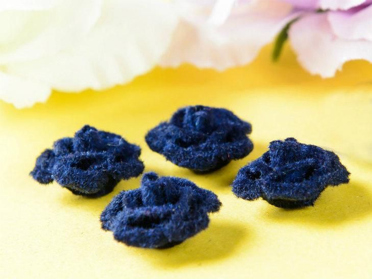 アルミ薔薇【ベロア風コーティング(径約15mm)4個 ネイビー】通し穴付き 1穴 花 ばら アクセサリーパーツ デコ ネイル 部品 素材 - ハンドメイド アクセサリー パーツ レジン用品のネット通販 紗や工房 アルミ薔薇【ベロア風コーティング(径約15mm)4個 ネイビー】通し穴付き 1穴 花 ばら アクセサリーパーツ デコ ネイル 部品 素材 - ハンドメイド アクセサリー パーツ レジン用品のネット通販 紗や工房
