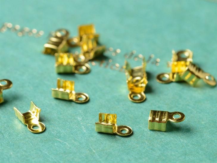 エンドパーツ デザインカシメ 約3mm 約50個 ゴールド カツラ ヒモ留め金具 エンド金具 副資材 手作り雑貨 素材 部品 小物 ハンドメイド アクセサリー パーツ レジン用品のネット通販 紗や工房