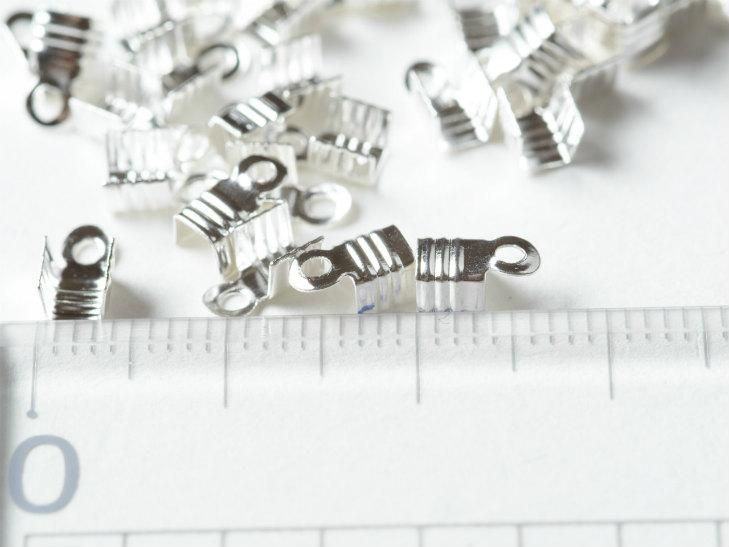 エンドパーツ デザインカシメ 約4mm 約50個 白銀 カツラ ヒモ留め金具 エンド金具 副資材 手作り雑貨 素材 部品 小物 ハンドメイド アクセサリー パーツ レジン用品のネット通販 紗や工房 エンドパーツ デザインカシメ 約4mm 約50個 白銀 カツラ ヒモ留め金具 エンド金具 副資材 手作り雑貨 素材 部品 小物 ハンドメイド アクセサリー パーツ レジン用品のネット通販 紗や工房