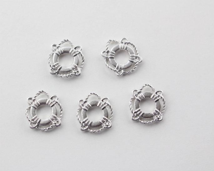 ミニチャーム うきわ 約12x12mm マットシルバー 5個 マリン 浮き輪 カン付き レジン つなぎ ハンドメイド パーツ アクセサリーパーツ ハンドメイド アクセサリー パーツ レジン用品のネット通販 紗や工房 ミニチャーム うきわ 約12x12mm マットシルバー 5個 マリン 浮き輪 カン付き レジン つなぎ ハンドメイド パーツ アクセサリーパーツ ハンドメイド アクセサリー パーツ レジン用品のネット通販 紗や工房
