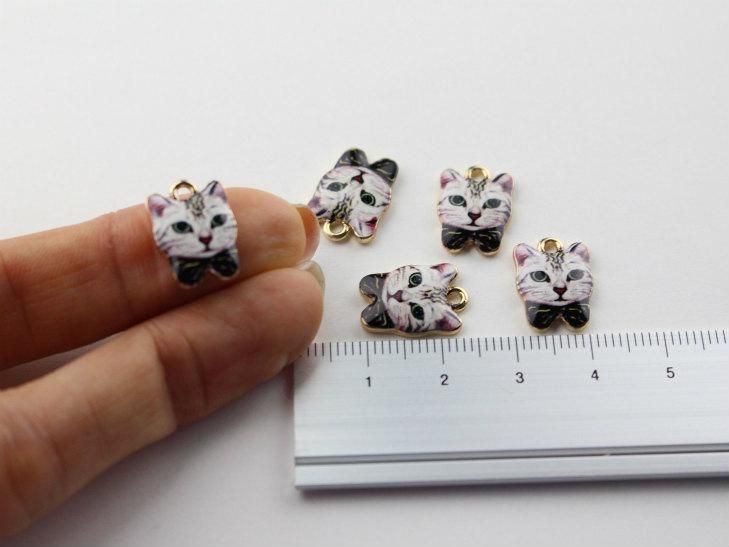 お盆も毎日発送 ミニチャーム リボン猫 約15x11mm ブラック 5個 ねこ ネコ りぼん カン付き イラスト ハンドメイド ピクチャー アクセサリーパーツ ハンドメイド アクセサリー パーツ レジン用品のネット通販 紗や工房