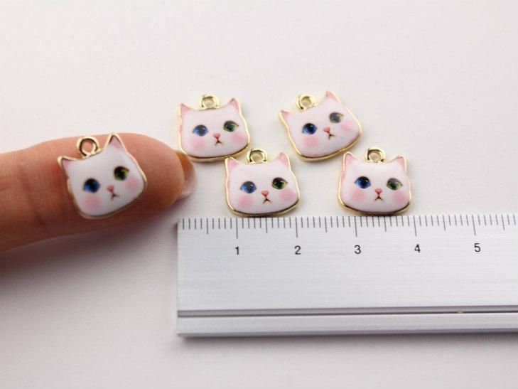 ミニチャーム ピンクチークねこ 約15x11mm ホワイト 5個 猫 ネコ 白猫 カン付き レジン イラスト ハンドメイド アクセサリーパーツ ハンドメイド アクセサリー パーツ レジン用品のネット通販 紗や工房