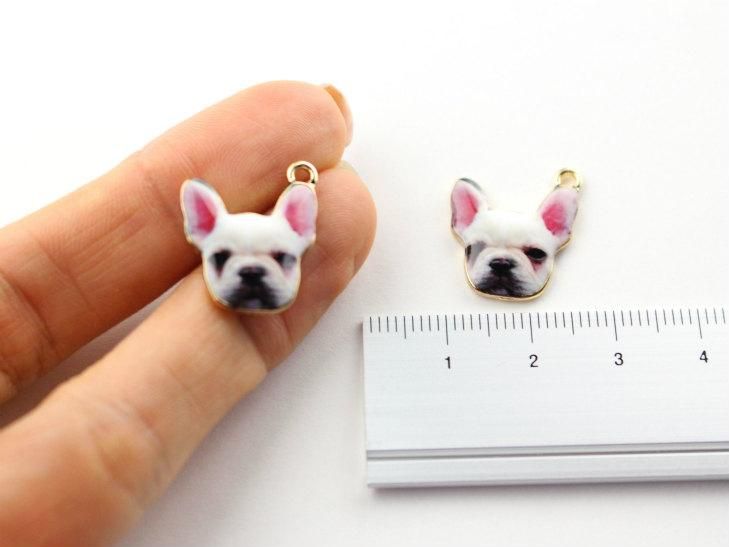 チャーム パグ 約x17mm ホワイト ピンク 1個 犬 イヌ カン付き ブルドッグ イラスト ハンドメイド ピクチャー アクセサリーパーツ ハンドメイド アクセサリー パーツ レジン用品のネット通販 紗や工房 チャーム パグ 約x17mm ホワイト ピンク 1個 犬 イヌ カン付き ブルドッグ イラスト ハンドメイド ピクチャー アクセサリーパーツ ハンドメイド アクセサリー パーツ レジン用品のネット通販 紗や工房