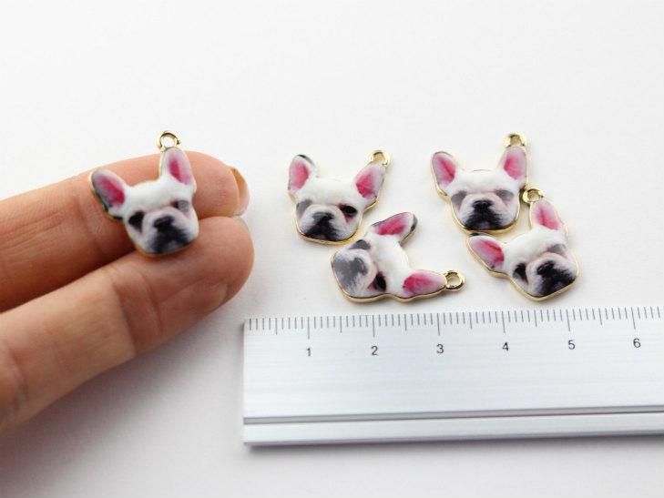 チャーム パグ 約x17mm ホワイト ピンク 5個 犬 イヌ カン付き ブルドッグ イラスト ハンドメイド ピクチャー アクセサリーパーツ ハンドメイド アクセサリー パーツ レジン用品のネット通販 紗や工房