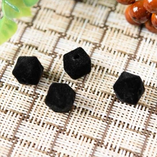 フロッキービーズ 多面体 ブラック 黒 約10mm 約1cm 4個 通し穴 ... ピアス ハンドメイド 秋冬アクセ リボン スエード ベロア フロッキービーズ