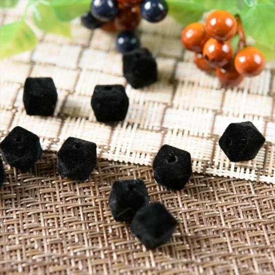 8月は毎日発送 フロッキービーズ 多面体 ブラック 黒 約10mm 約1cm 約12個 通し穴 フロッキー ビーズ ベロア ベルベット キューブ 四角 立体 パーツ ハンドメイド アクセサリー パーツ レジン用品のネット通販 紗や工房 8月は毎日発送 フロッキービーズ 多面体 ブラック 黒 約10mm 約1cm 約12個 通し穴 フロッキー ビーズ ベロア ベルベット キューブ 四角 立体 パーツ ハンドメイド アクセサリー パーツ レジン用品のネット通販 紗や工房
