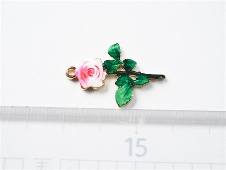 チャーム イラストチャーム バラ 28mm ピンク 1個 2 8 チャームパーツ バラチャーム カン付き バラモチーフ 金属 アクセサリーパーツ パーツ ハンドメイド アクセサリー パーツ レジン用品のネット通販 紗や工房 チャーム イラストチャーム バラ 28mm ピンク 1個 2 8 チャームパーツ バラチャーム カン付き バラモチーフ 金属 アクセサリーパーツ パーツ ハンドメイド アクセサリー パーツ レジン用品のネット通販 紗や工房