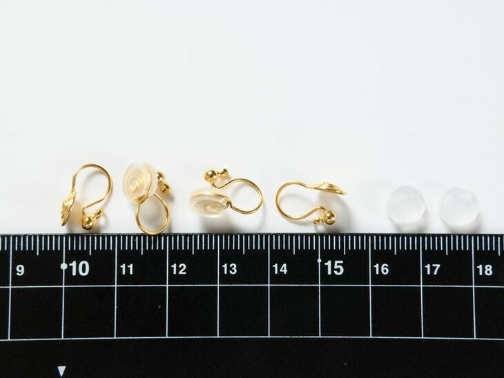 イヤリングパーツ クリップ 18kメッキ 3mm玉付 横カン シリコンカバー付 ゴールド 14mm 10ペア 個 約1 4cm アクセサリーパーツ ハンドメイド アクセサリー パーツ レジン用品のネット通販 紗や工房 イヤリングパーツ クリップ 18kメッキ 3mm玉付 横カン シリコンカバー付 ゴールド 14mm 10ペア 個 約1 4cm アクセサリーパーツ ハンドメイド アクセサリー パーツ レジン用品のネット通販 紗や工房