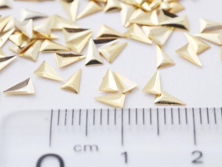 メタルパーツ スタッズ 二等辺三角形 中(約4.8x3mm)約100個】GOLD アートパーツ 埋め込み 封入資材 ネイル用品 レジン材料 デコ素材  - ハンドメイド アクセサリー パーツ レジン用品のネット通販 紗や工房