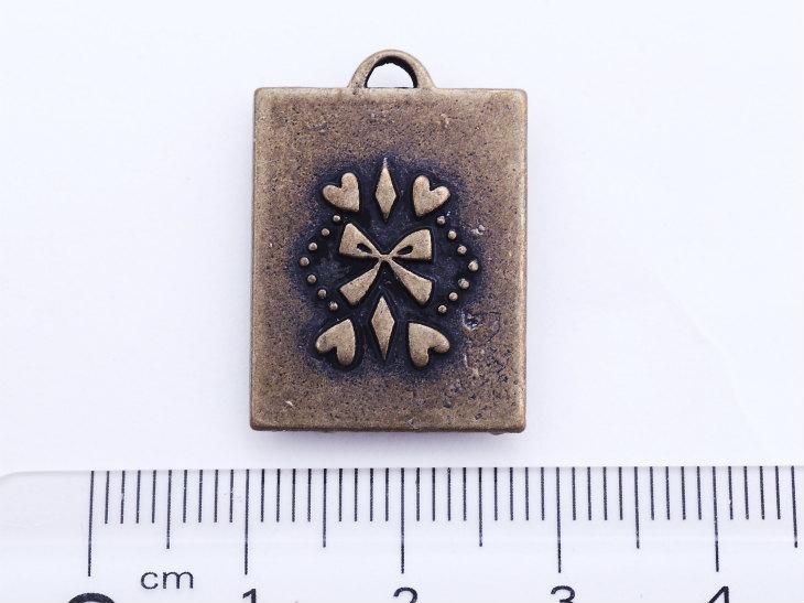 トランプクイーンチャーム 長方形 約25x18mm 1個 金古美 カン付き フレーム アクセサリーパーツ 金属パーツ 素材 デコ用品 ハンドメイド アクセサリー パーツ レジン用品のネット通販 紗や工房 トランプクイーンチャーム 長方形 約25x18mm 1個 金古美 カン付き フレーム アクセサリーパーツ 金属パーツ 素材 デコ用品 ハンドメイド アクセサリー パーツ レジン用品のネット通販 紗や工房