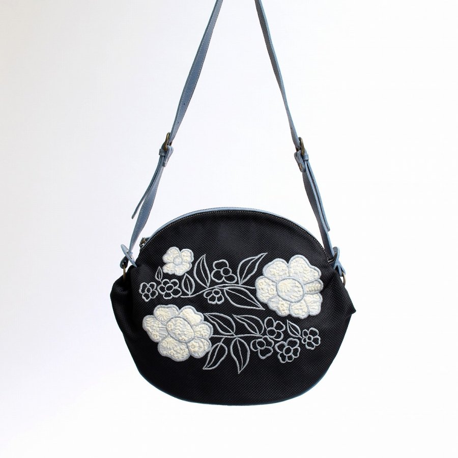 【レスポートサック】フラワー 花柄 刺繍 ショルダーバッグ ポーチ付き 黒×白