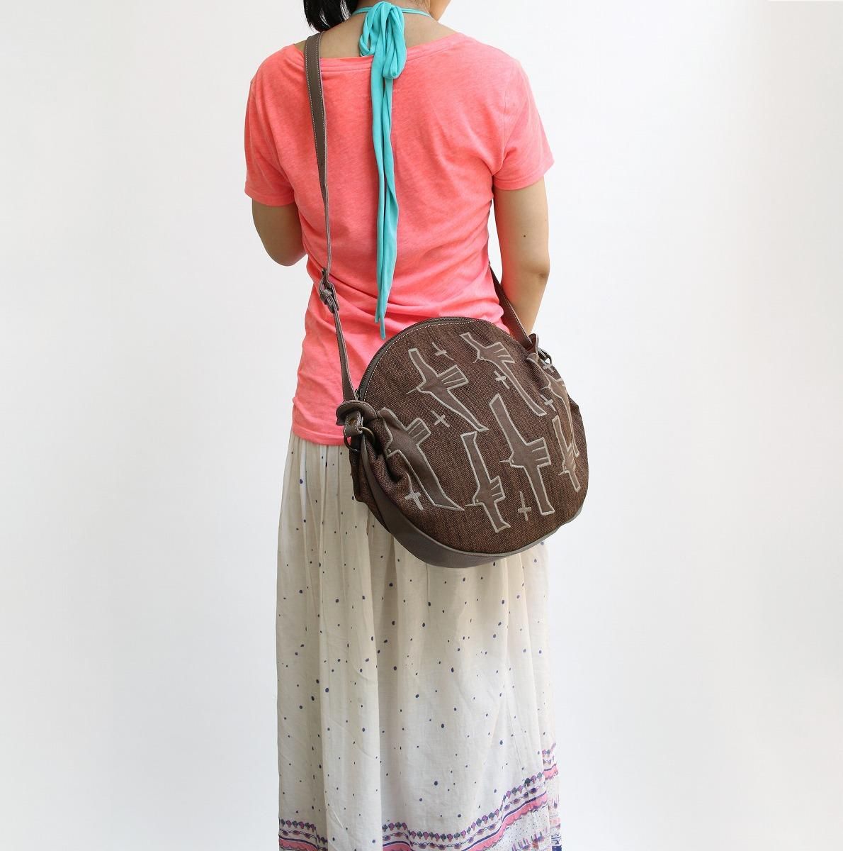 ダークブラウン 円形刺繍 ショルダーバッグ 四角い鳥刺繍・ショルダーバッグ《グレー色革・こげ茶色地》タイプ