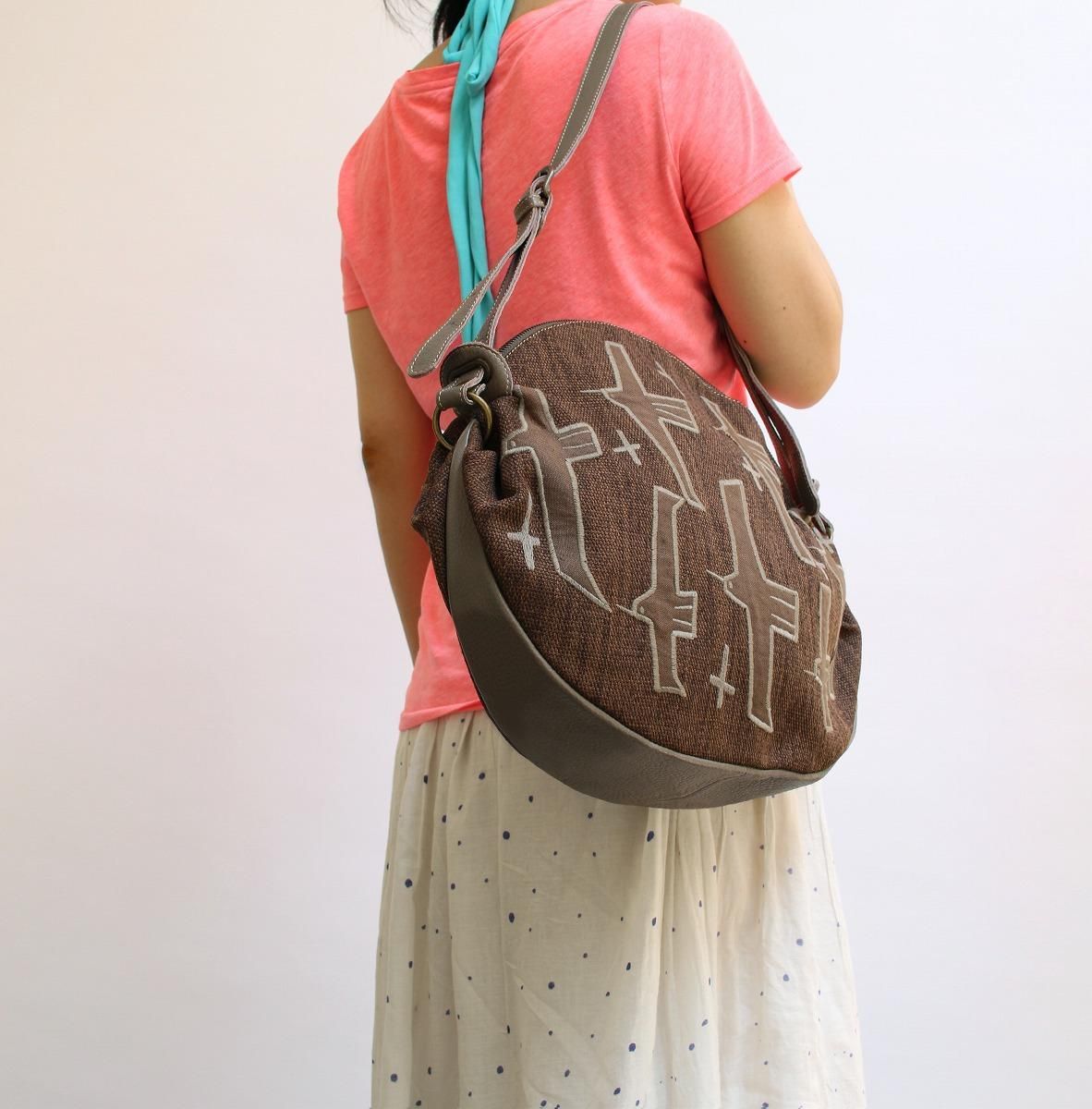 ダークブラウン 円形刺繍 ショルダーバッグ 四角い鳥刺繍・ショルダーバッグ《グレー色革・こげ茶色地》タイプ