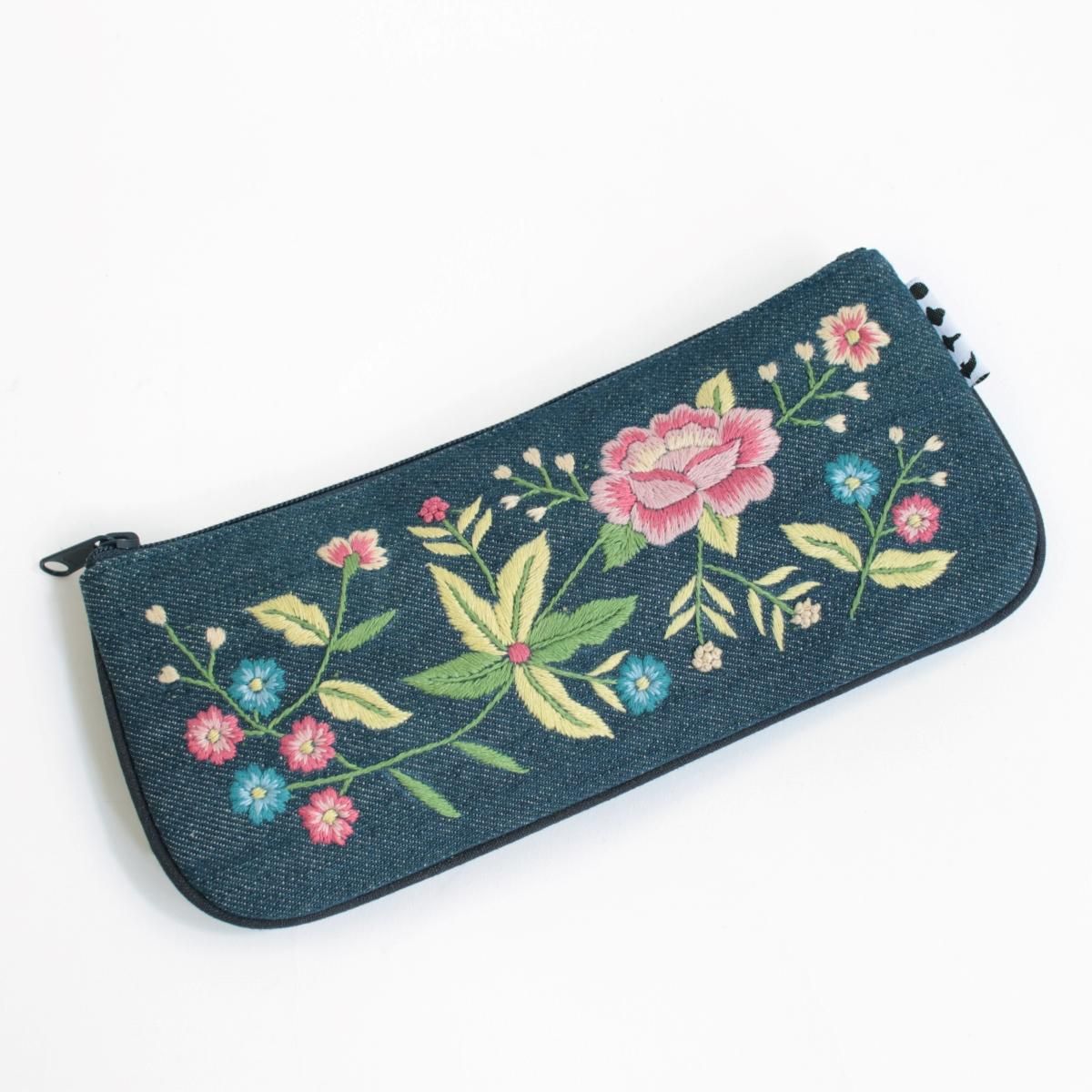 庭の花刺繍・ペンケース | 手刺繍の風合いが優しいボタニカルな