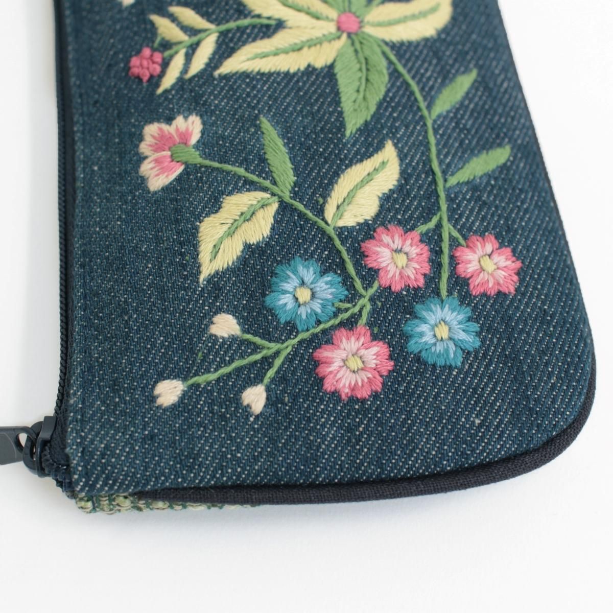 庭の花刺繍・ペンケース | 手刺繍の風合いが優しいボタニカルな