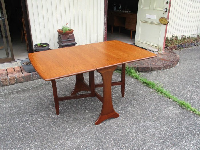 G-plan ドロップリーフテーブル | イギリス製のシンプルなデザイン