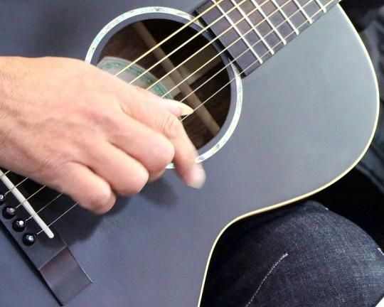 ギター演奏時のネイルトラブルでお悩みの方へ！補強も折れた爪の