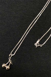 <img class='new_mark_img1' src='https://img.shop-pro.jp/img/new/icons16.gif' style='border:none;display:inline;margin:0px;padding:0px;width:auto;' />IN-PUT-OUT CHERRY NECKLACE【SILVER】